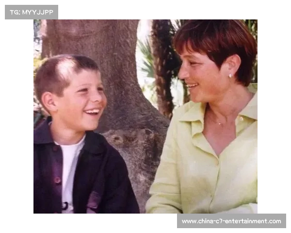 爱德华进球后与队友致敬患病小球迷,温情时刻感动全场 爱德华进球后与队友致敬患病小球迷,温情时刻感动全场